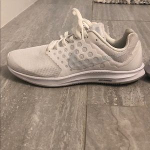 Nikes womens tennis shoes